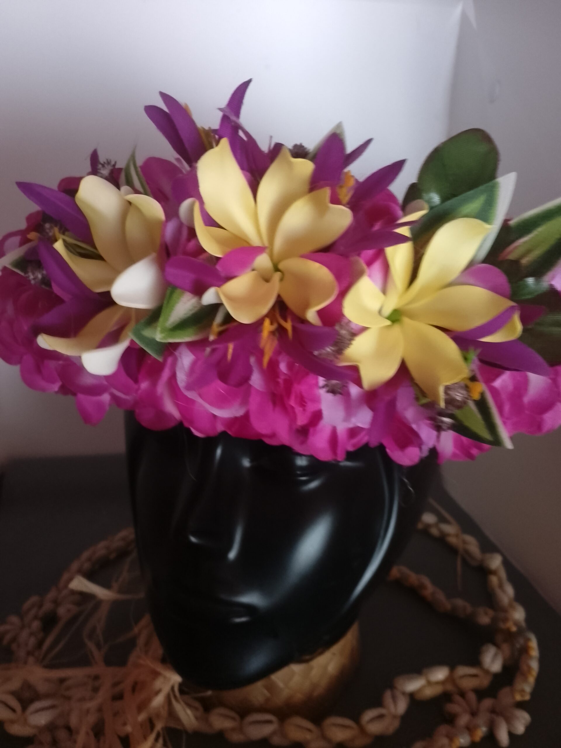 Couronne blanche bords violets trois tiare entre ouvertes lys élancés violets by Vaite.e.Tiare créations