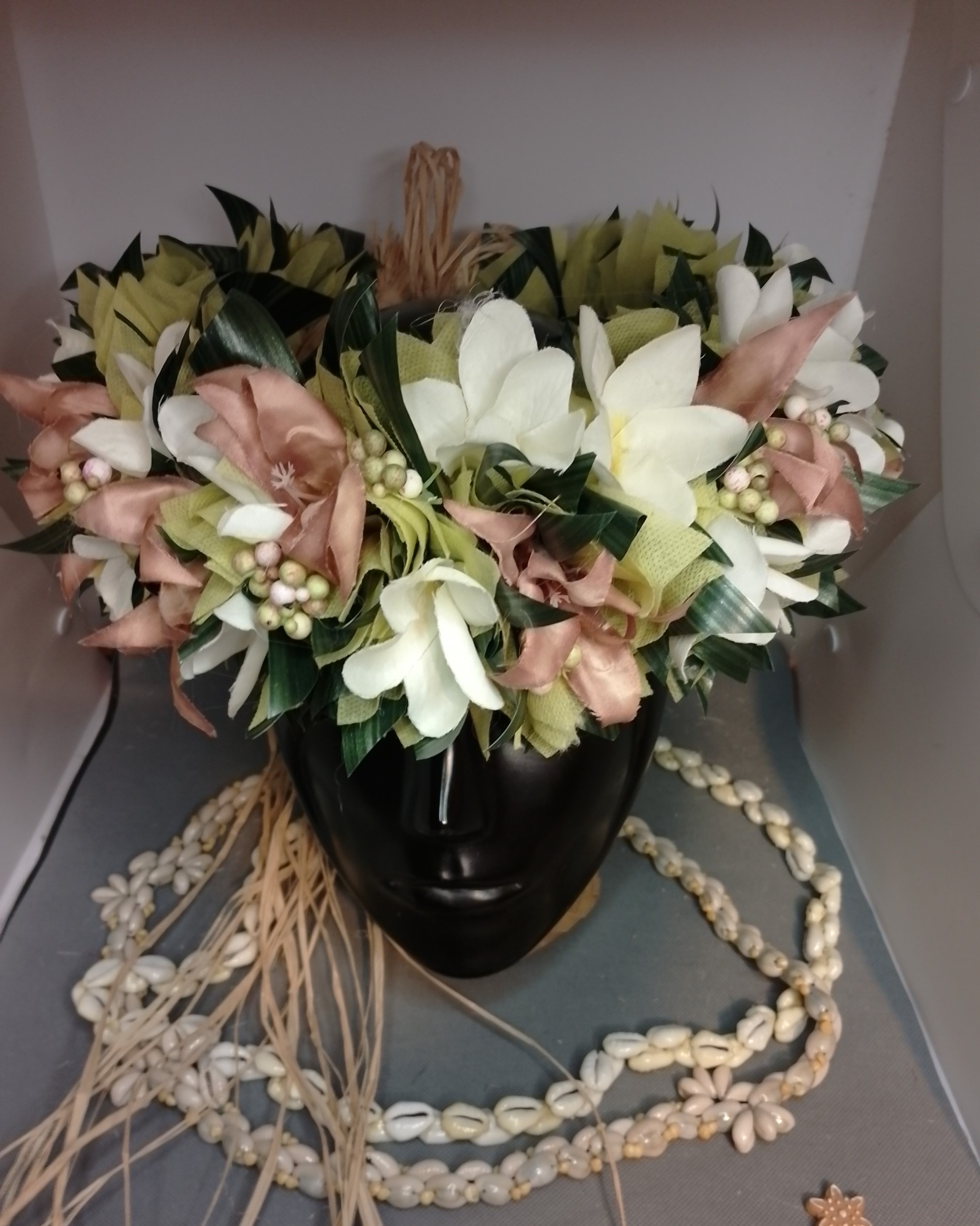 Couronne toutes fleurs Tahiti effet feuillage tipanie blancs grands lys coffee Vaite.e.Tiare créations