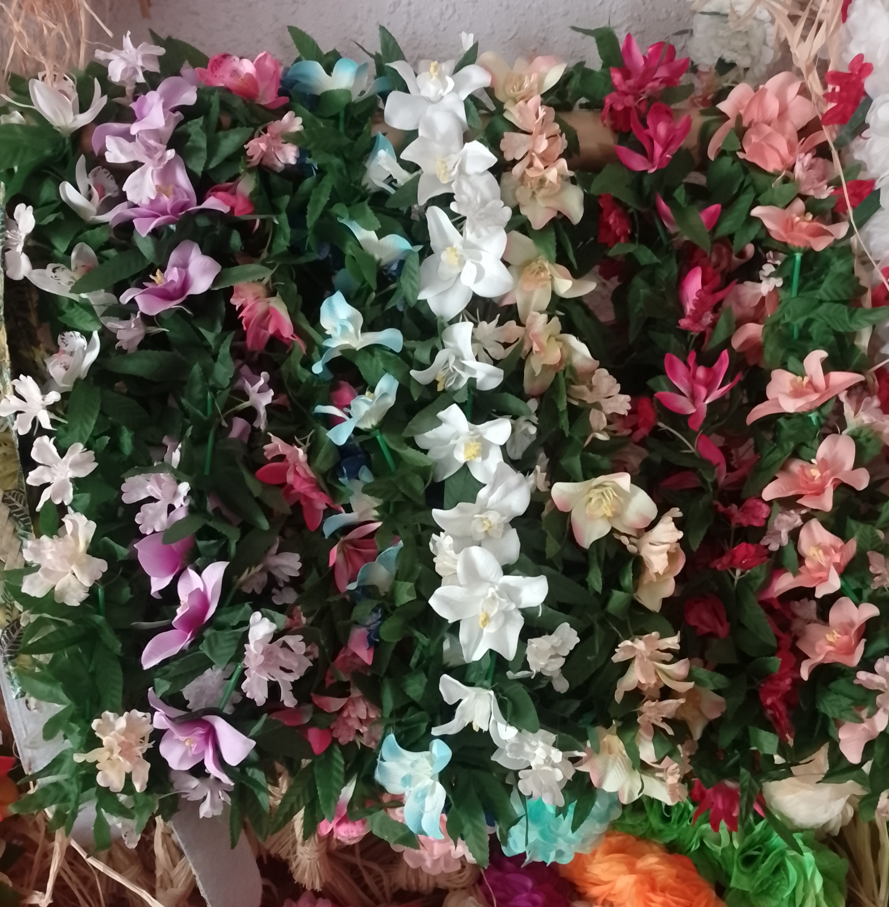 Lei orchidées monochromes feuillages by Vaite.e.Tiare créations