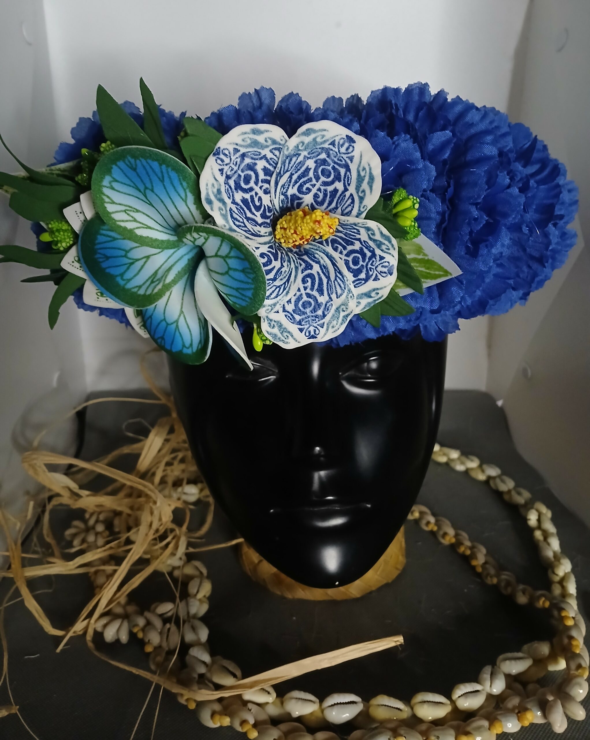 Couronne fleur Tahiti bleu océan tiare et hibiscus tatoués tipanie décor aile de papillon Vaite.e.Tiare créations