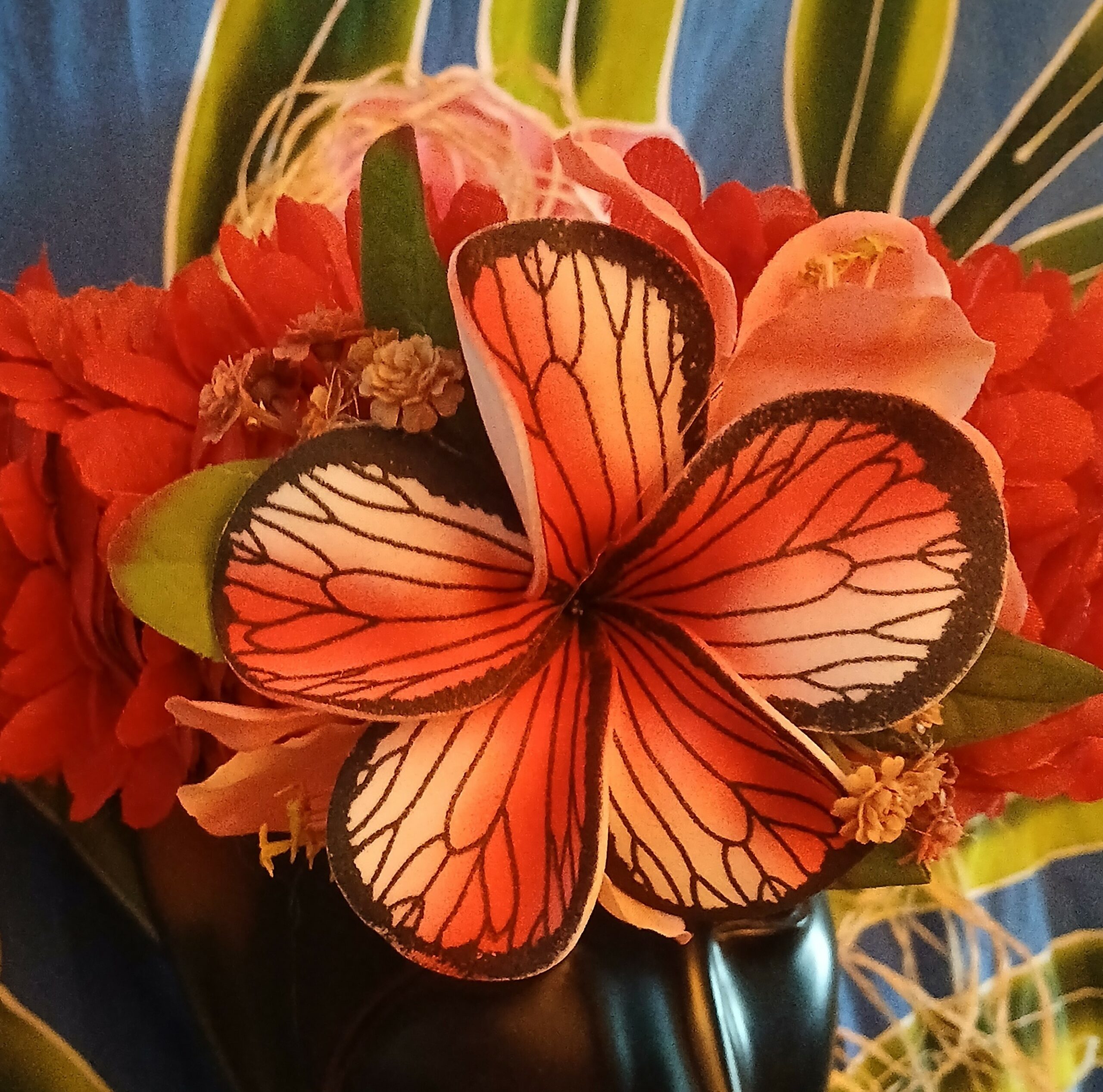 Couronne fleur Tahiti rouge maxi tipanie décor aile de papillon Vaite.e.Tiare créations