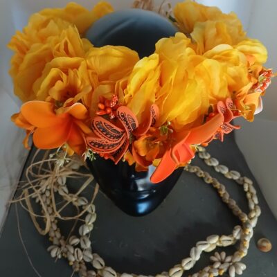 Couronne fleurs Tahiti jaune ocre deux tiare tatouées trois tipanie