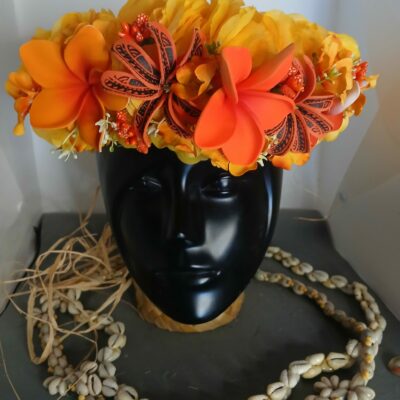 Couronne fleurs Tahiti jaune ocre deux tiare tatouées trois tipanie