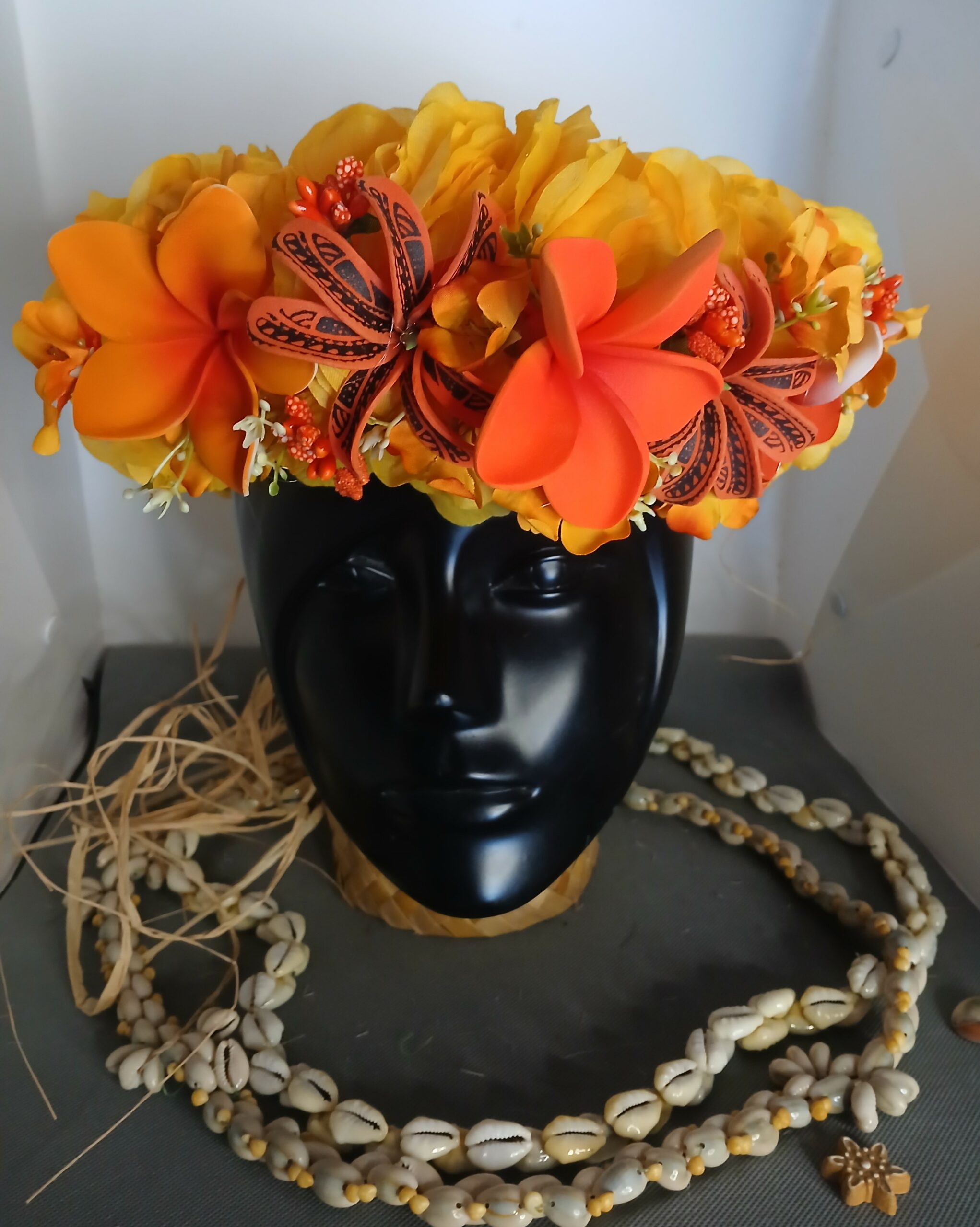 Couronne fleurs Tahiti jaune ocre deux tiare tatouées trois tipanie Vaite.e.Tiare créations