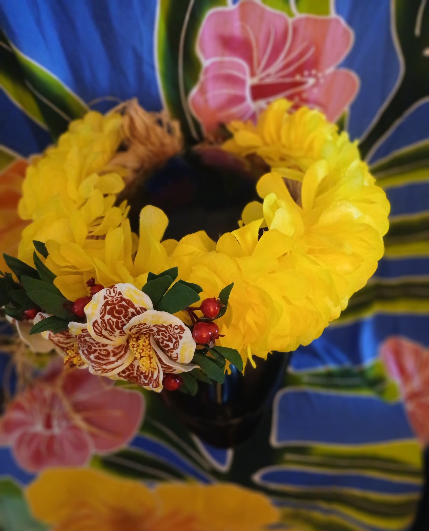 Couronne fleurs Tahiti jaune trois hibiscus tatoués graines rouges bamboo Vaite.e.Tiare créations