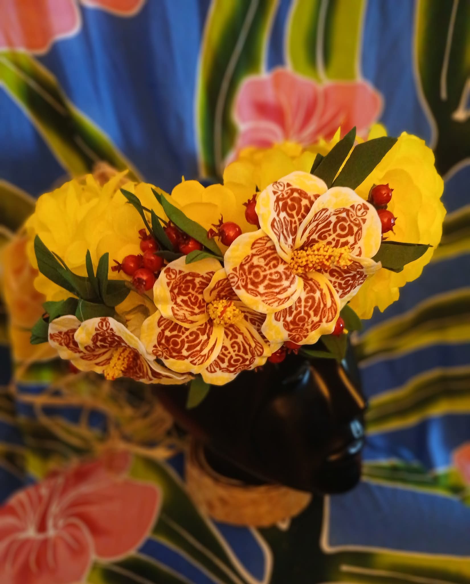 Couronne fleurs Tahiti jaune trois hibiscus tatoués graines rouges bamboo Vaite.e.Tiare créations