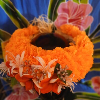 Couronne fleurs Tahiti orange trois tipanie oranges lys élancés