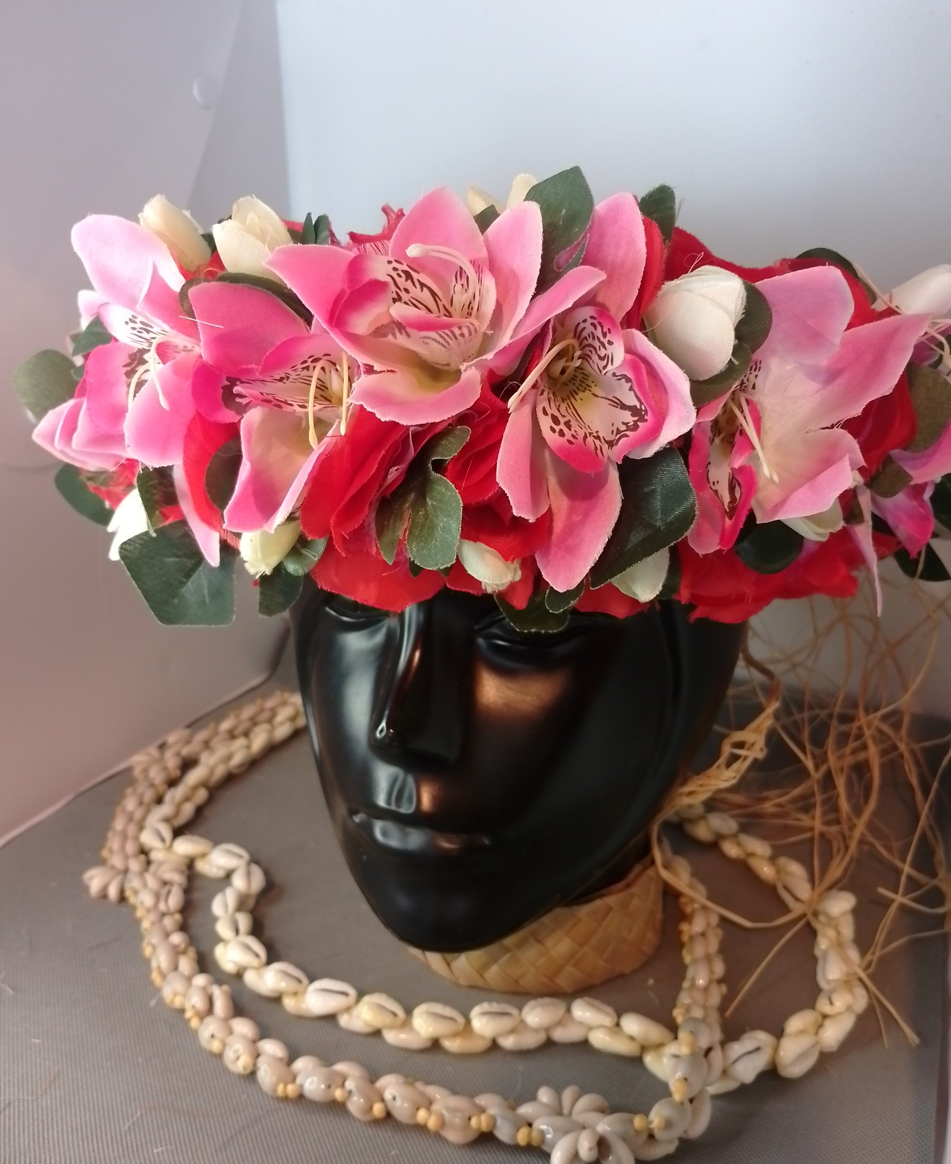 couronne fleurs Tahiti rouge corolle d'orchidées roses boutons blancs Vaite.e.Tiare créations