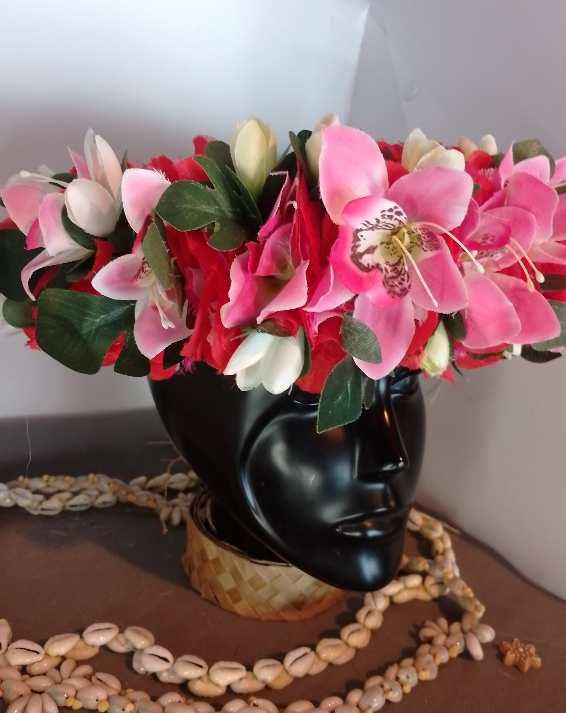 couronne fleurs Tahiti rouge corolle d'orchidées roses boutons blancs Vaite.e.Tiare créations