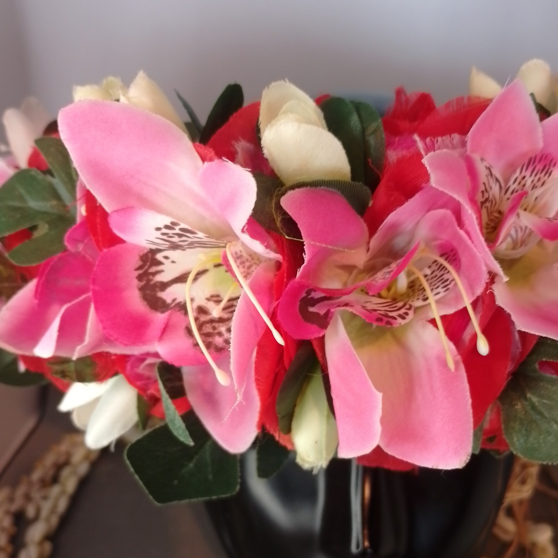 couronne fleurs Tahiti rouge corolle d'orchidées roses boutons blancs Vaite.e.Tiare créations