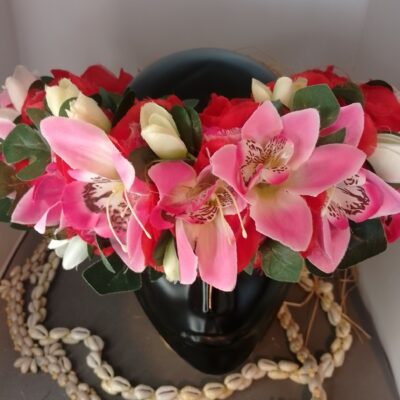 Couronne fleurs Tahiti rouge corolle d&rsquo;orchidées roses boutons blancs 