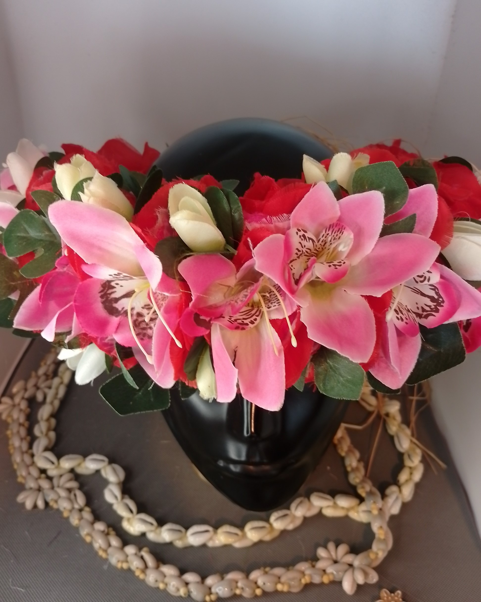 couronne fleurs Tahiti rouge corolle d'orchidées roses boutons blancs Vaite.e.Tiare créations
