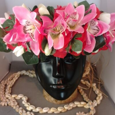 Couronne fleurs Tahiti rouge corolle d&rsquo;orchidées roses boutons blancs 