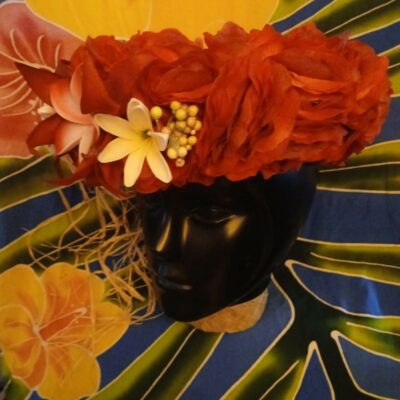 Couronne fleurs Tahiti rouge deux tiare entre ouvertes tipanie blanc bords rouge