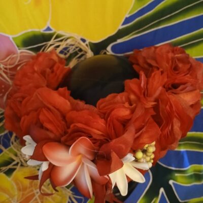 Couronne fleurs Tahiti rouge deux tiare entre ouvertes tipanie blanc bords rouge