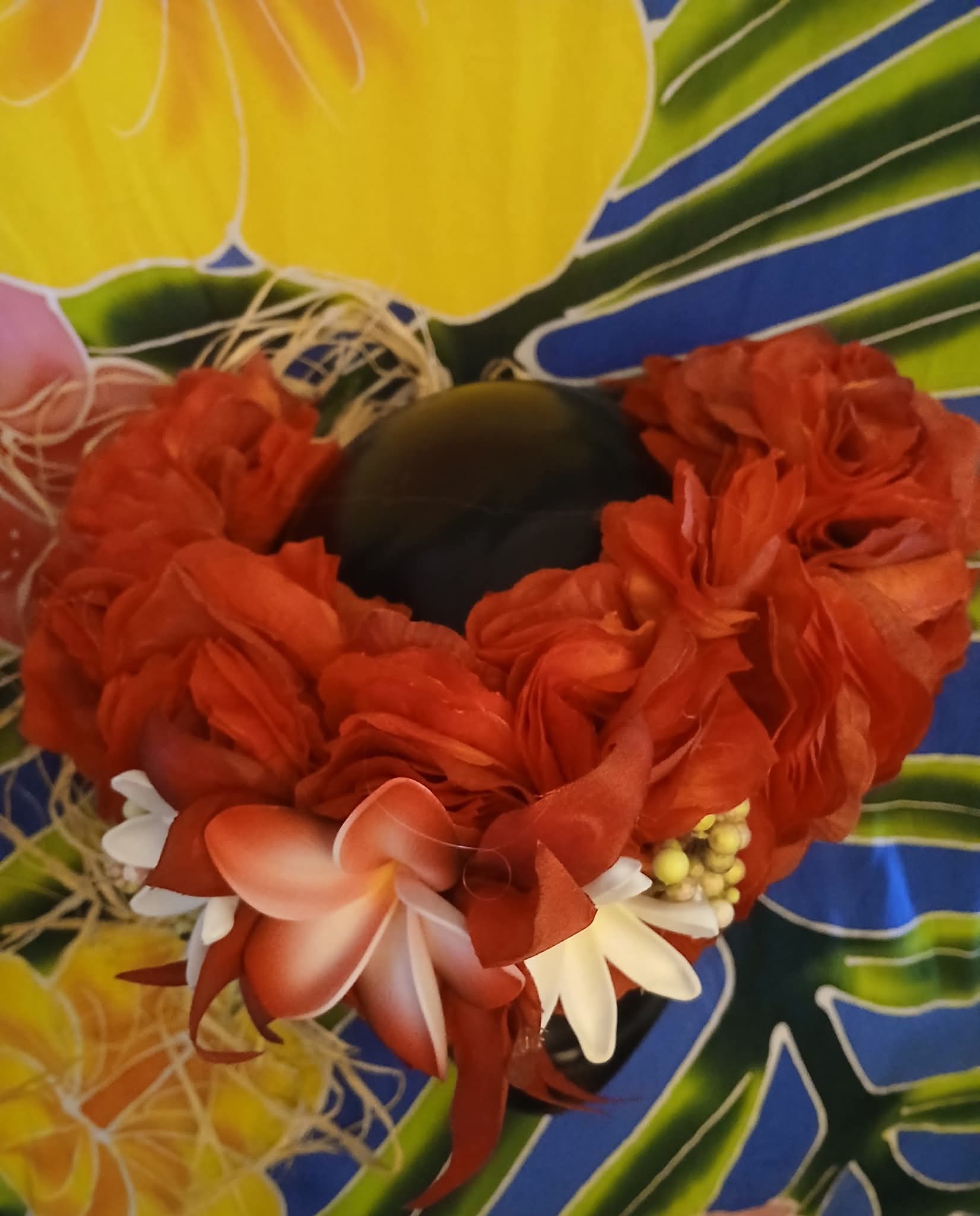 Couronne fleurs Tahiti rouge deux tiare entre ouvertes tipanie blanc bords rouge Vaite.e.Tiare créations