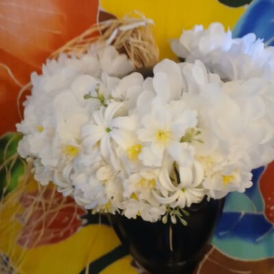 Couronne tiare Tahiti blanche trois tiare lit boutons blancs