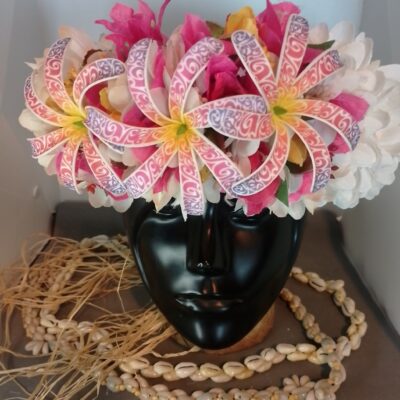 Couronne tiare Tahiti blanche trois tiare tatouée bougainvilliers fuchsias