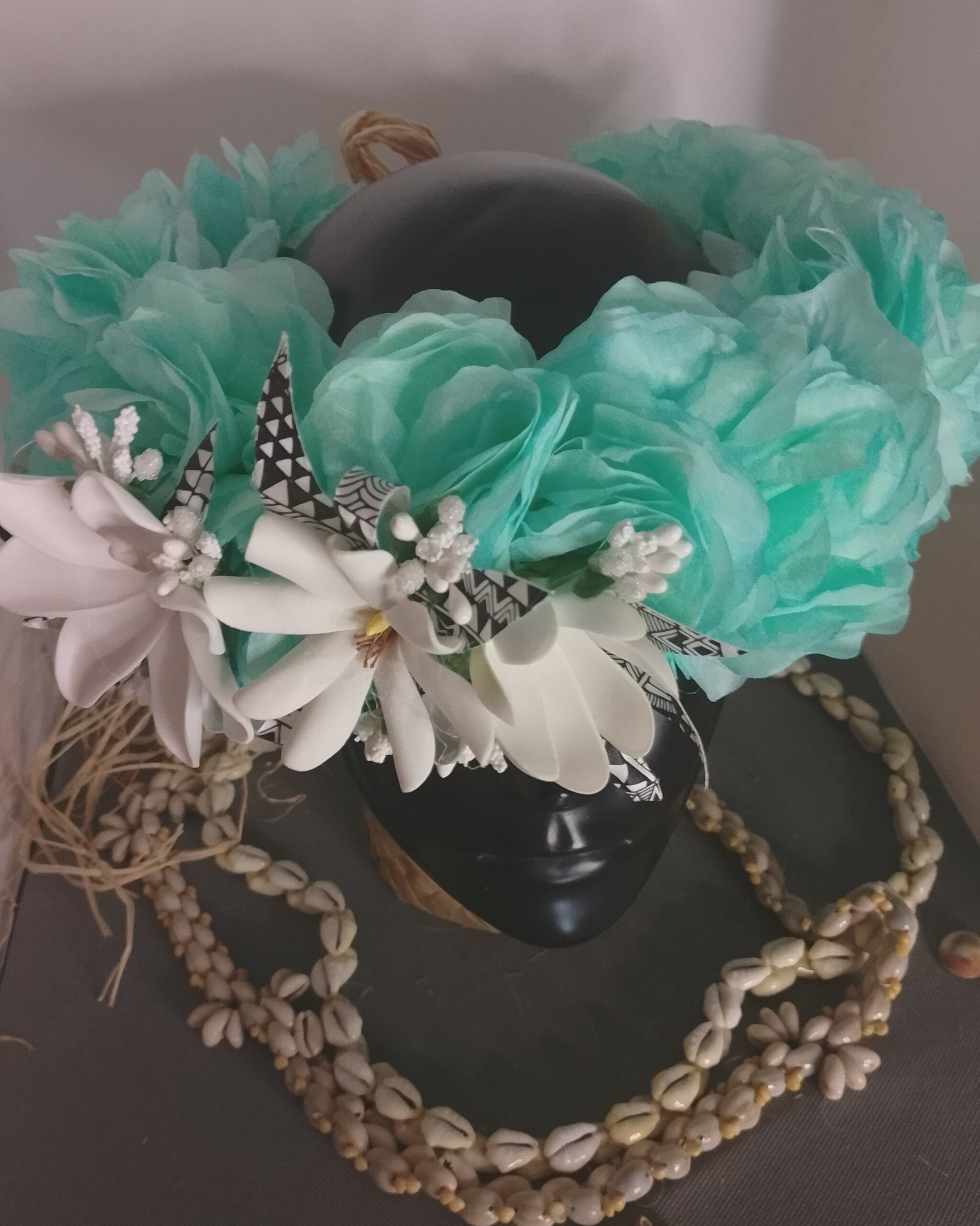 Couronne tiare Tahiti bleu lagon trois tiare différentes feuillage paréo Vaite.e.Tiare créations