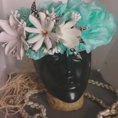 Couronne tiare Tahiti bleu lagon trois tiare différentes feuillage paréo