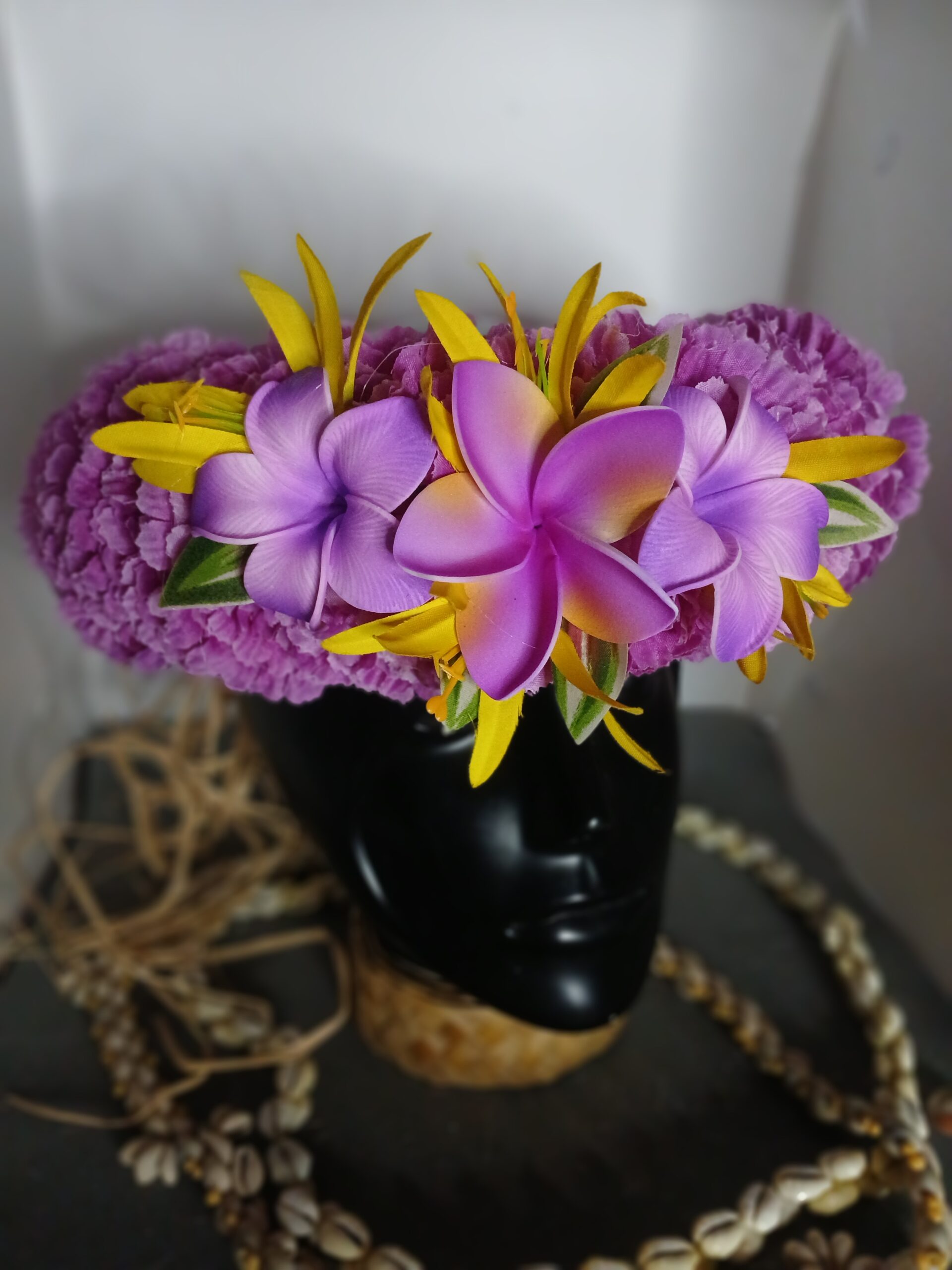 Couronne toute fleur Tahiti violette trois tipanie lys élancés jaunes Vaite.e.Tiare créations