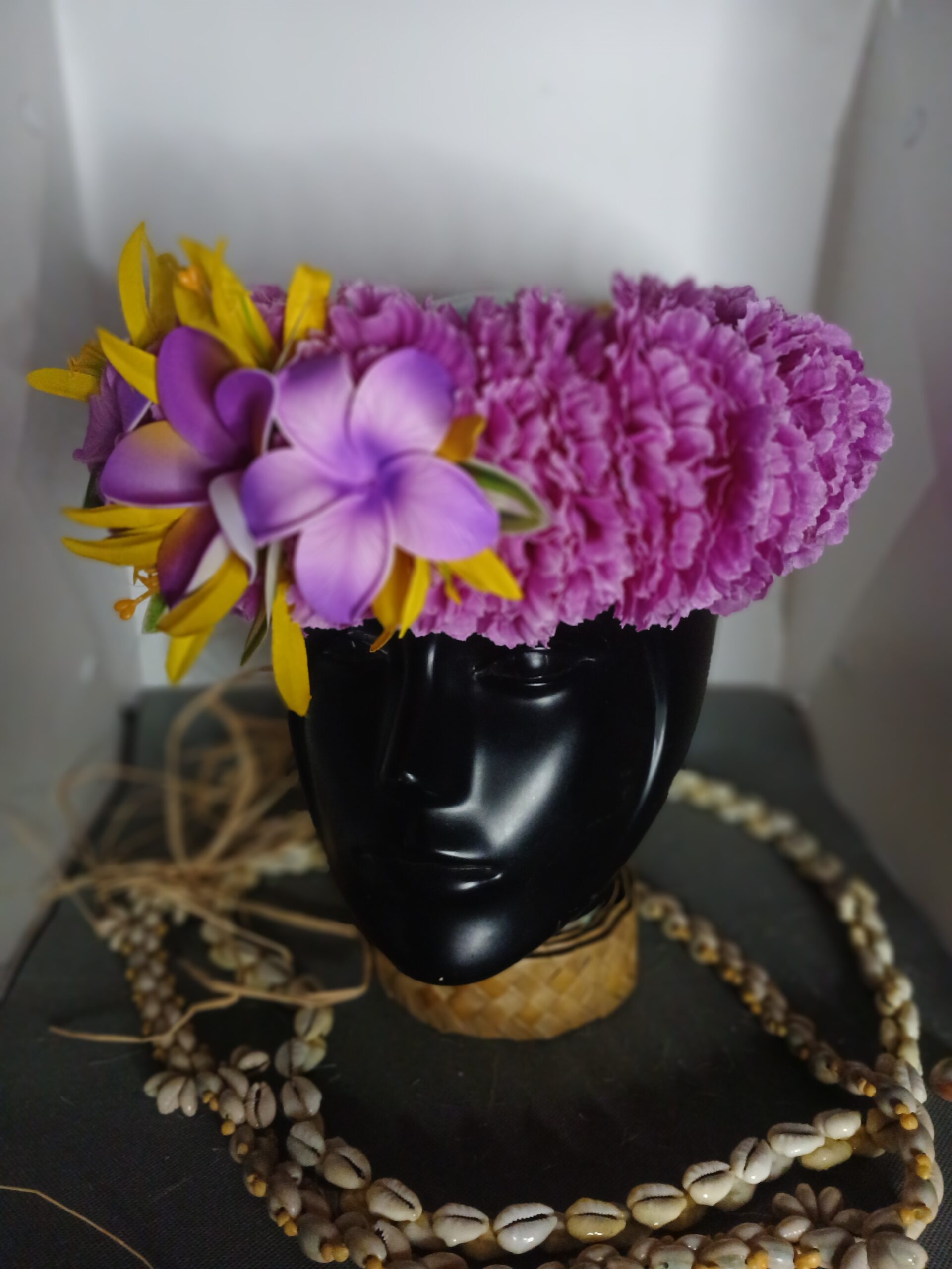 Couronne toute fleur Tahiti violette trois tipanie lys élancés jaunes Vaite.e.Tiare créations