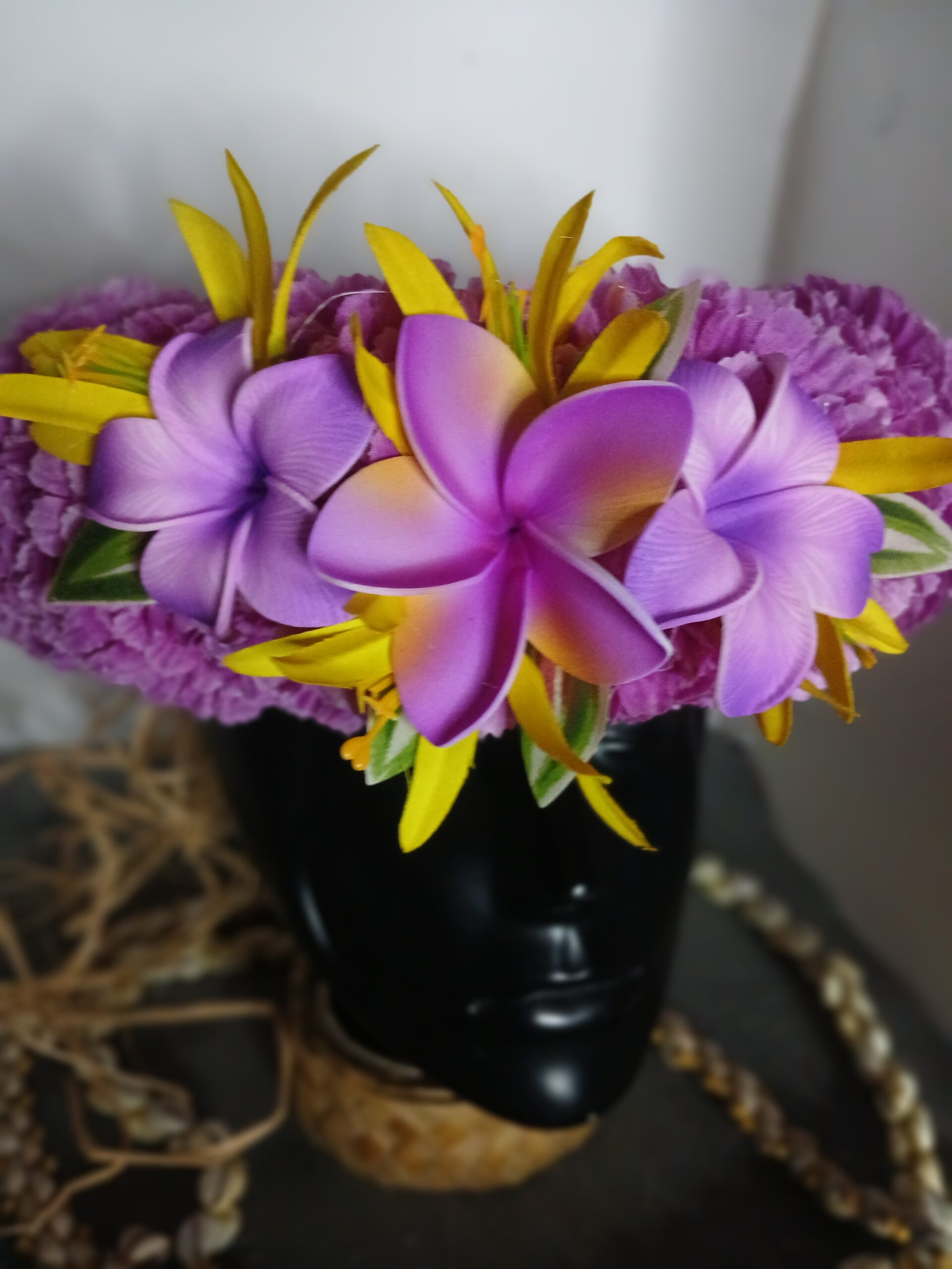Couronne toute fleur Tahiti violette trois tipanie lys élancés jaunes Vaite.e.Tiare créations