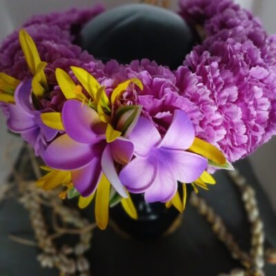 Couronne toute fleur Tahiti violette trois tipanie lys élancés jaunes