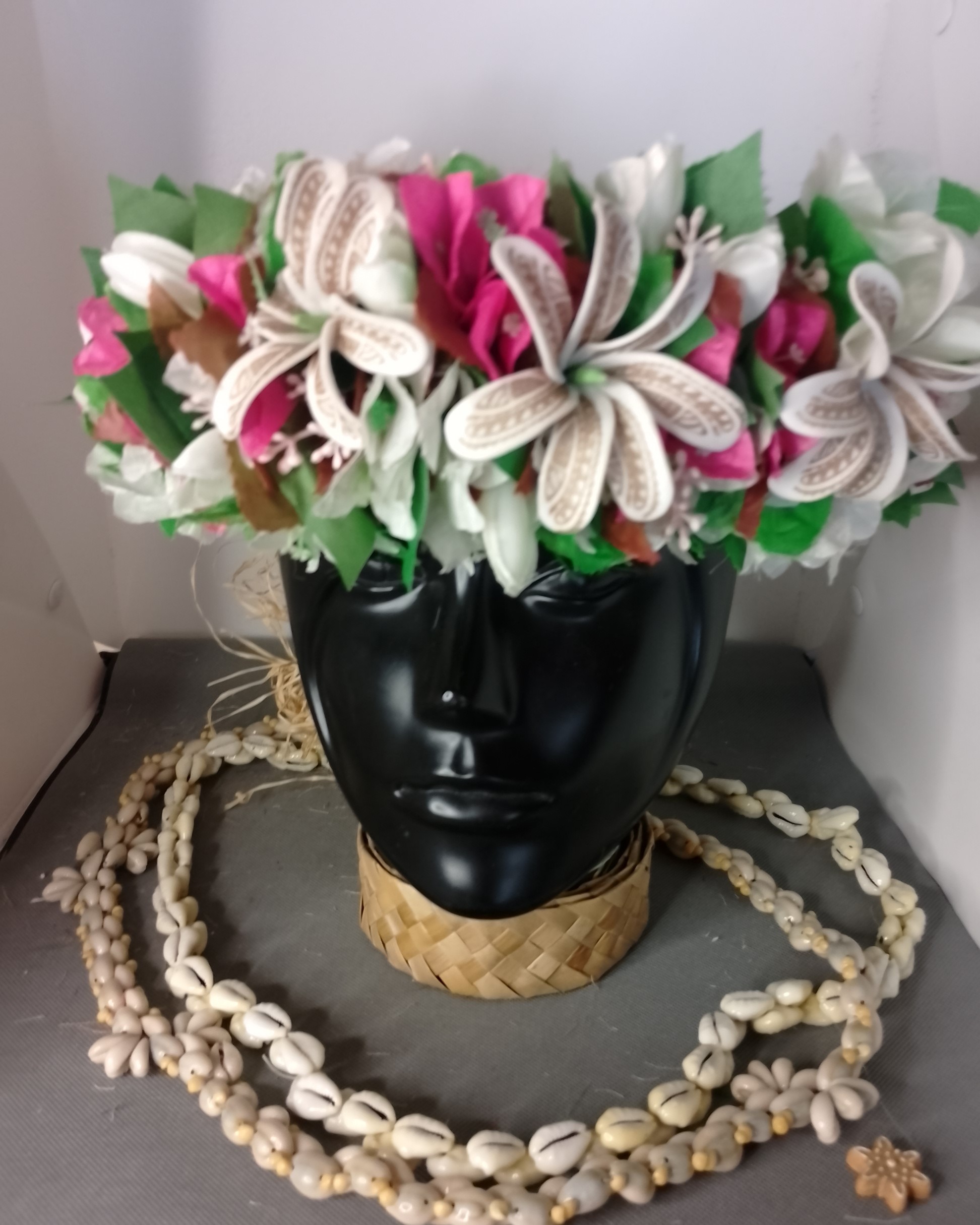 Couronne toutes fleurs Tahiti effet feuillage corolle bougainvilliers blancs et fuchsia trois tiare tatouées Vaite.e.Tiare créations