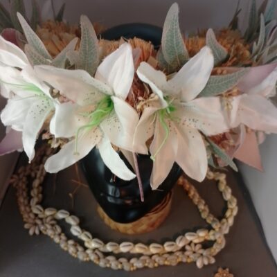 Couronne toutes fleurs effet végétal corolle grands lys blancs