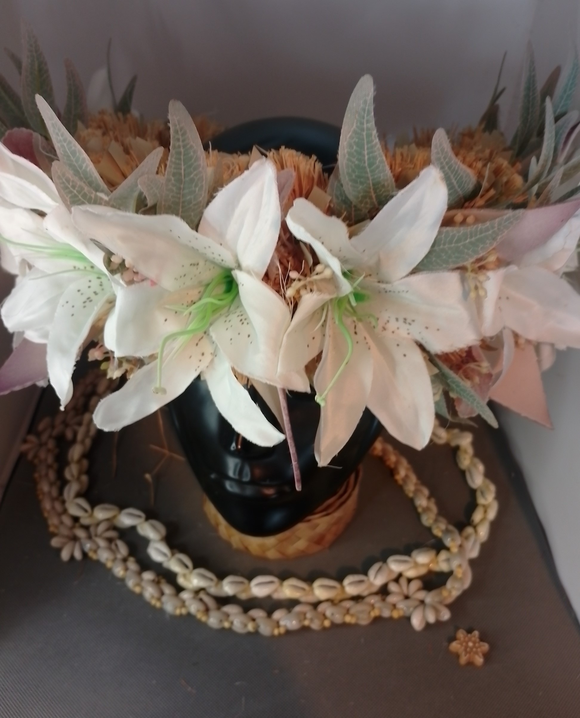 Couronne toutes fleurs effet végétal corolle grands lys blancs Vaite.e.Tiare créations