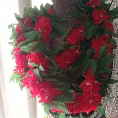 Duo de lei feuillages et fleurs rouges