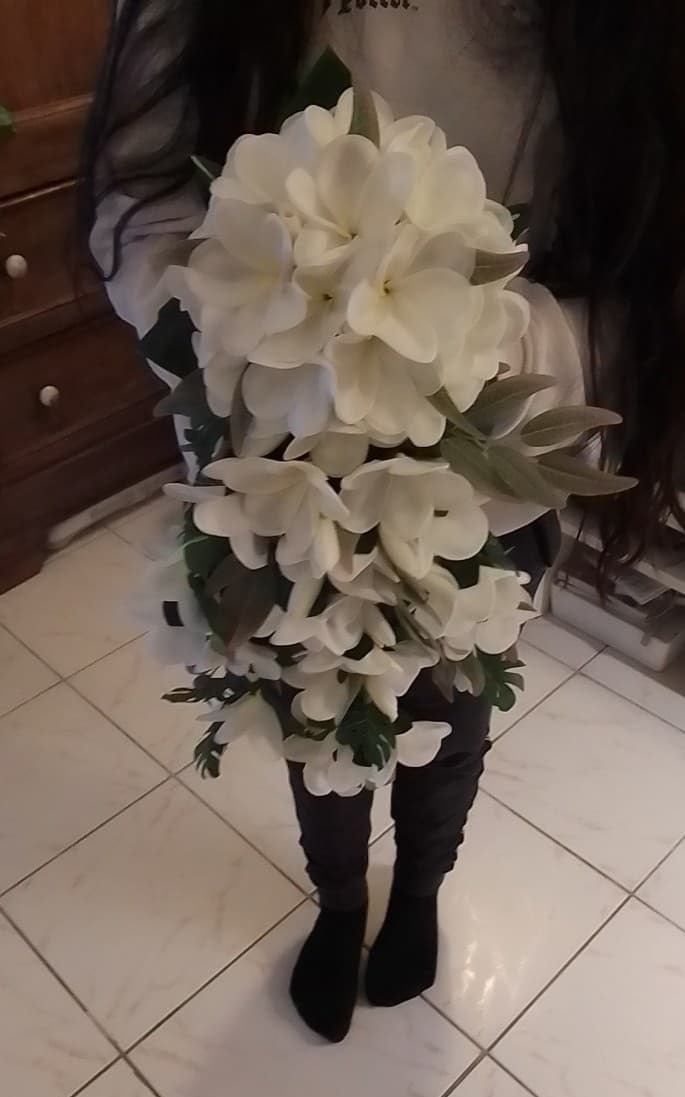 Bouquet mariée avec cascade de tipanie blanc au toucher réaliste by Vaite.e.Tiare créations