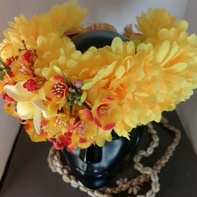 Couronne fleur Tahiti jaune tipanie blanc cœur jaune boutons et gypsophiles oranges