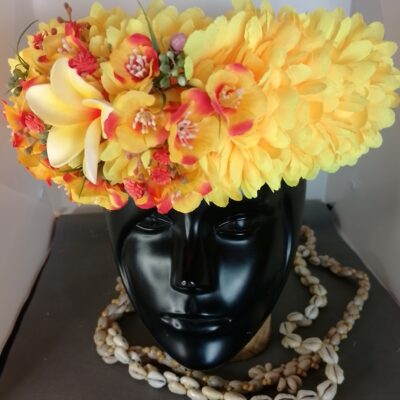 Couronne fleur Tahiti jaune tipanie blanc cœur jaune boutons et gypsophiles oranges