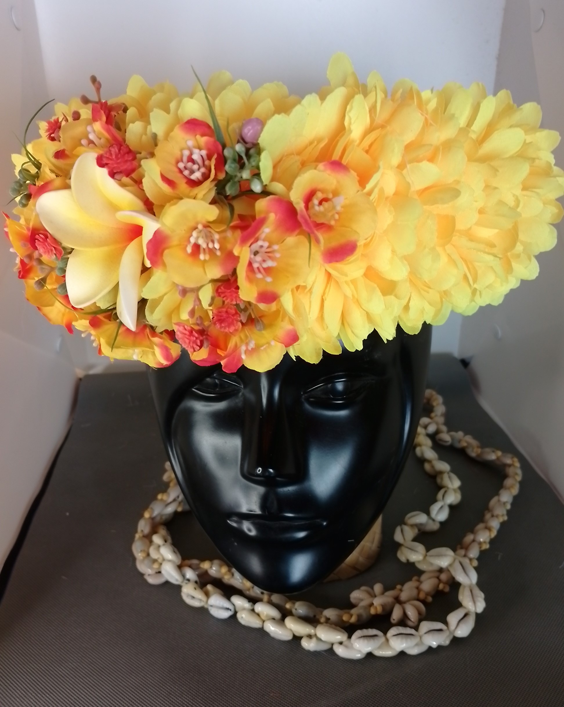 Couronne fleur Tahiti jaune tipanie blanc cœur jaune boutons et gypsophiles oranges Vaite.e.Tiare créations