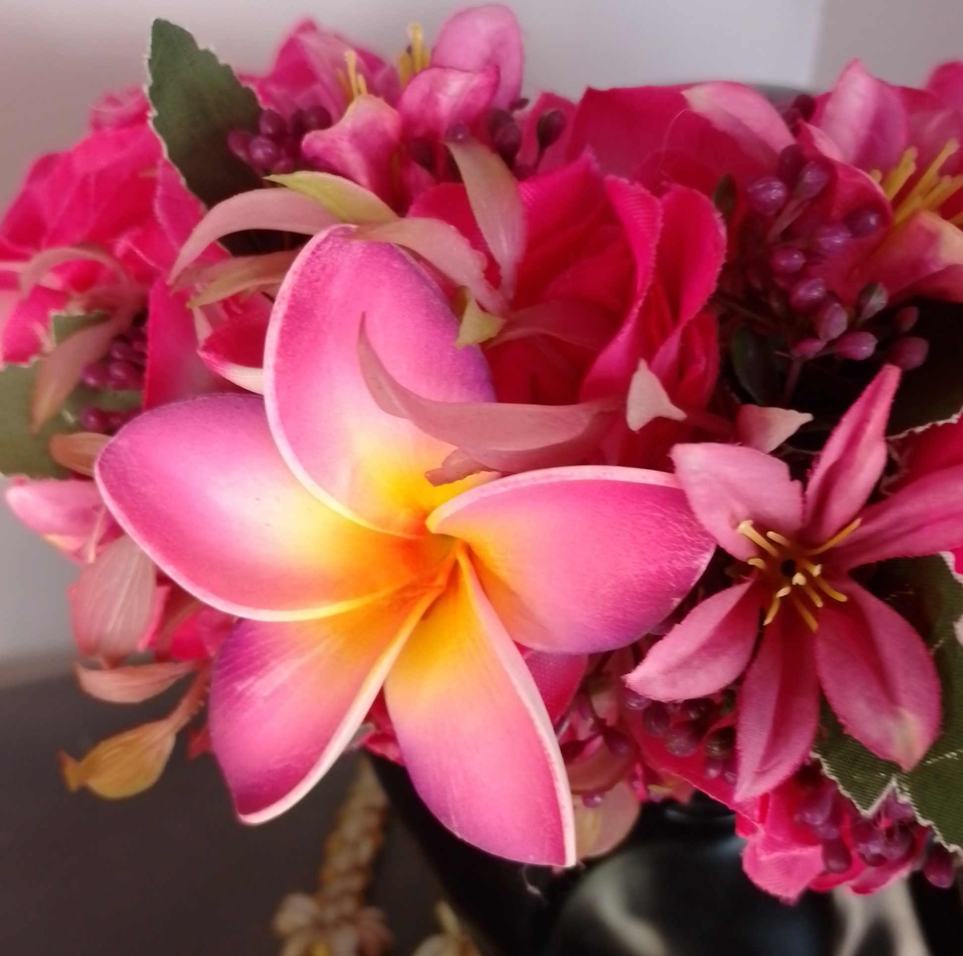 Couronne fleurs Tahiti blanche bords fuchsias tipanie blanc bords roses Vaite.e.Tiare créations