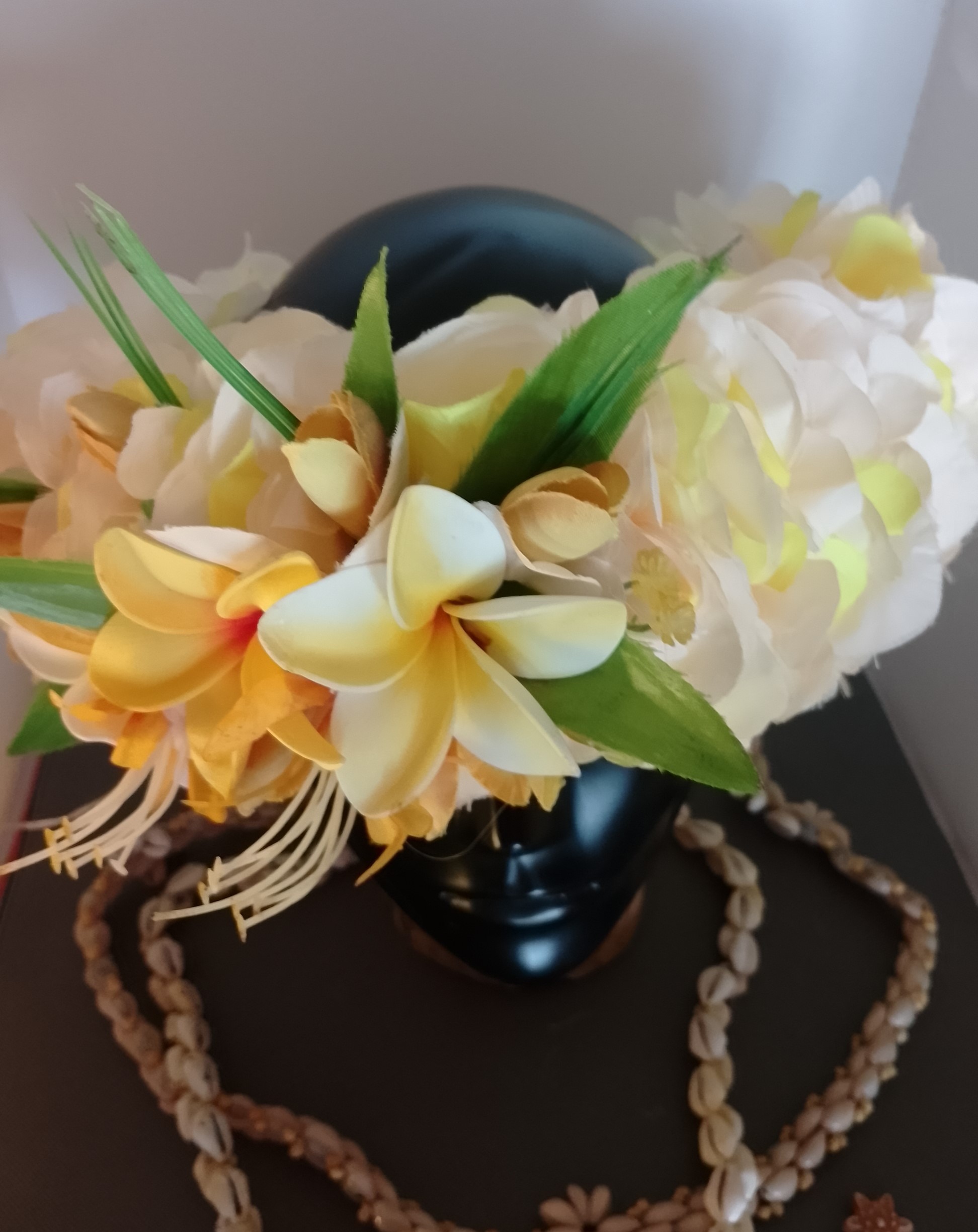 Couronne fleurs Tahiti champagne et jaune trois tipanie jaunes Vaite.e.Tiare créations
