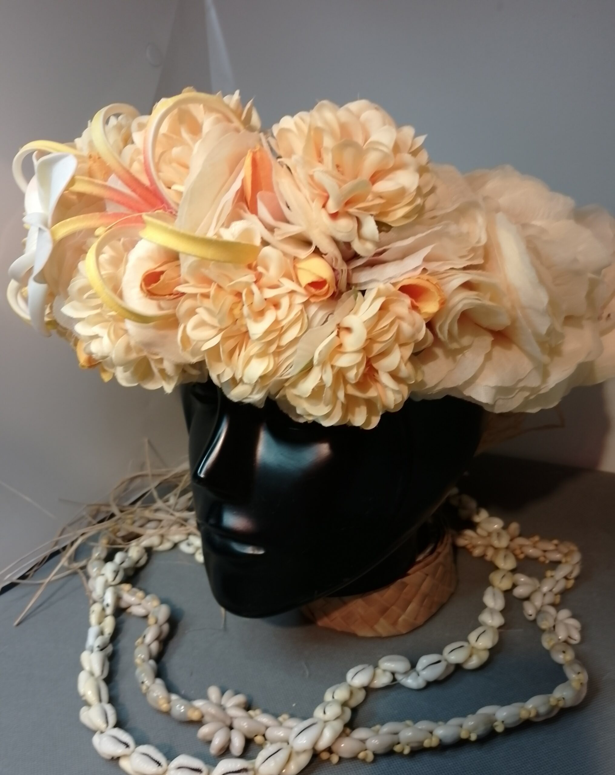 Couronne fleurs Tahiti champagne et parme bouquet jaune grand lys élancés maxi tipanie Vaite.e.Tiare créations