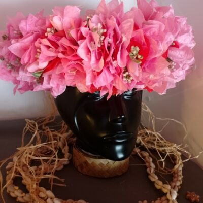 Couronne toutes fleurs Tahiti rouge corolle bougainvilliers roses pâles