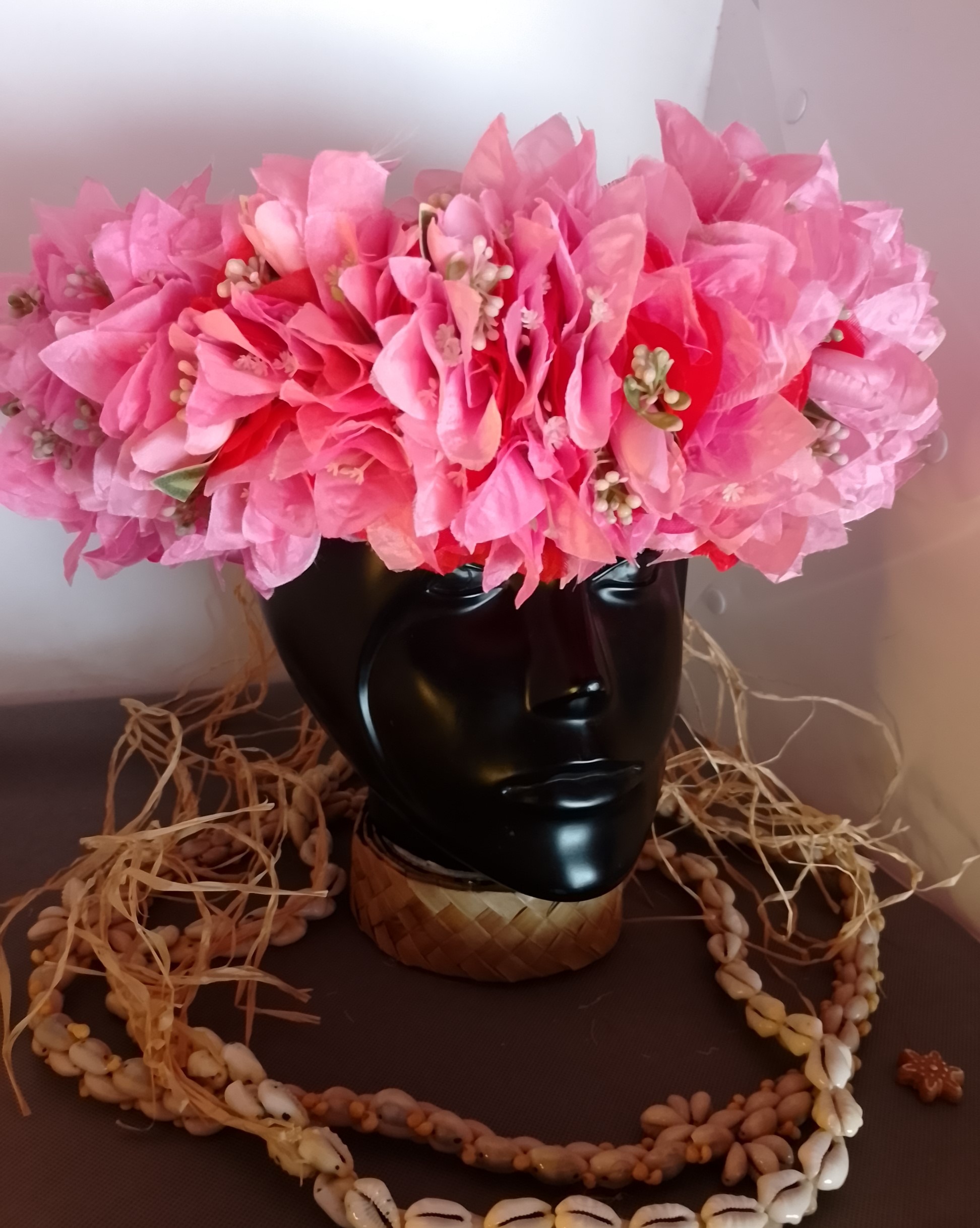 Couronne toutes fleurs Tahiti rouge corolle bougainvilliers roses pâles Vaite.e.Tiare créations