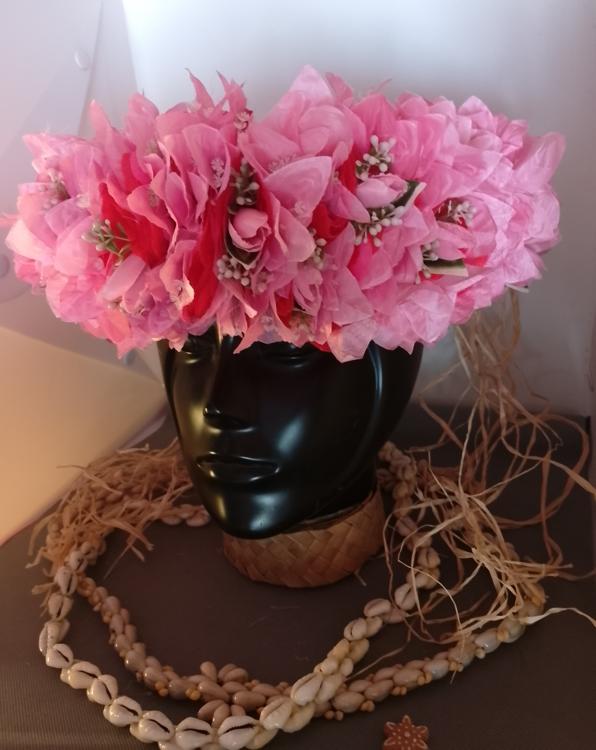 Couronne toutes fleurs Tahiti rouge corolle bougainvilliers roses pâles Vaite.e.Tiare créations