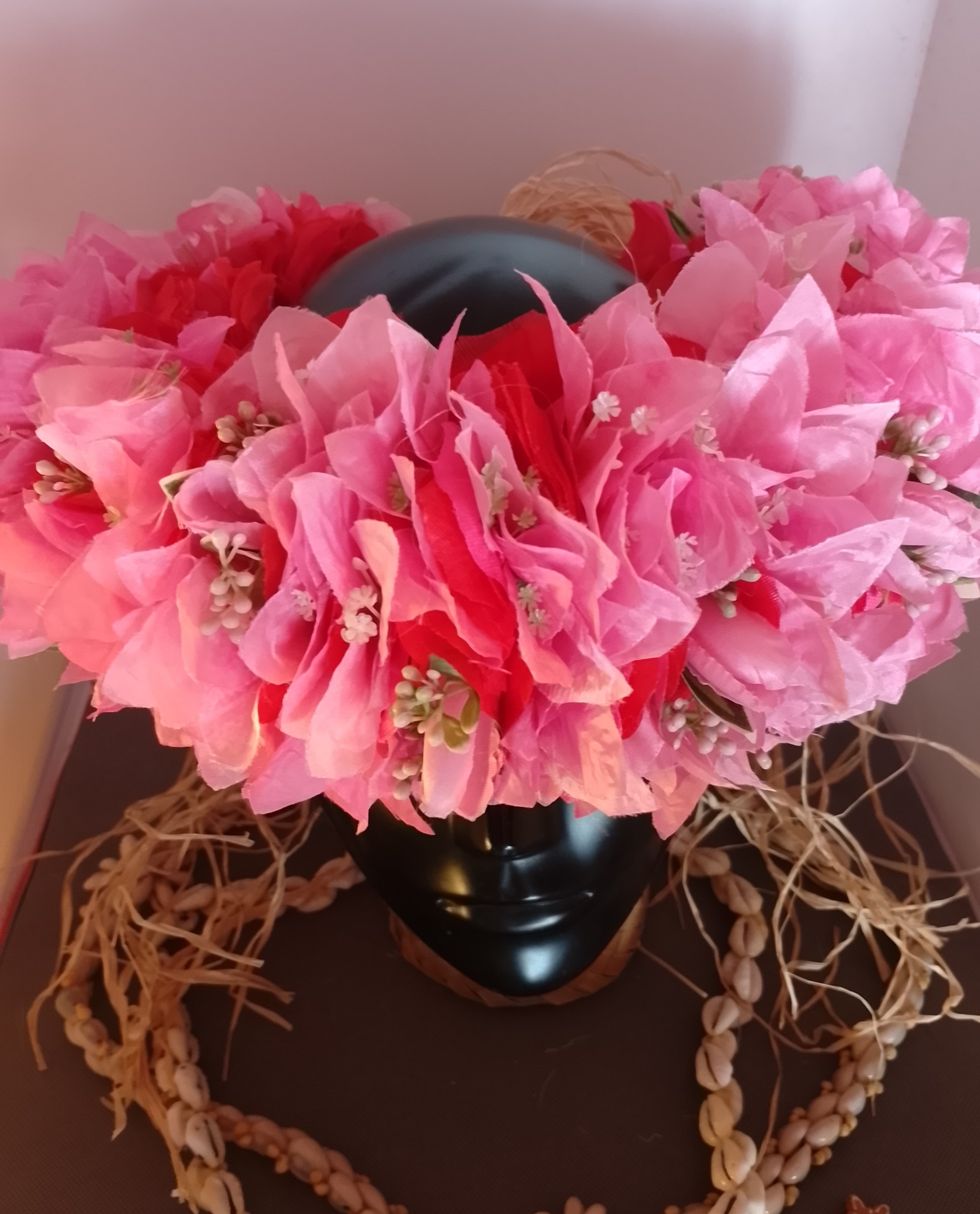 Couronne toutes fleurs Tahiti rouge corolle bougainvilliers roses pâles Vaite.e.Tiare créations