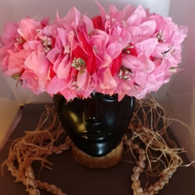 Couronne toutes fleurs Tahiti rouge corolle bougainvilliers roses pâles
