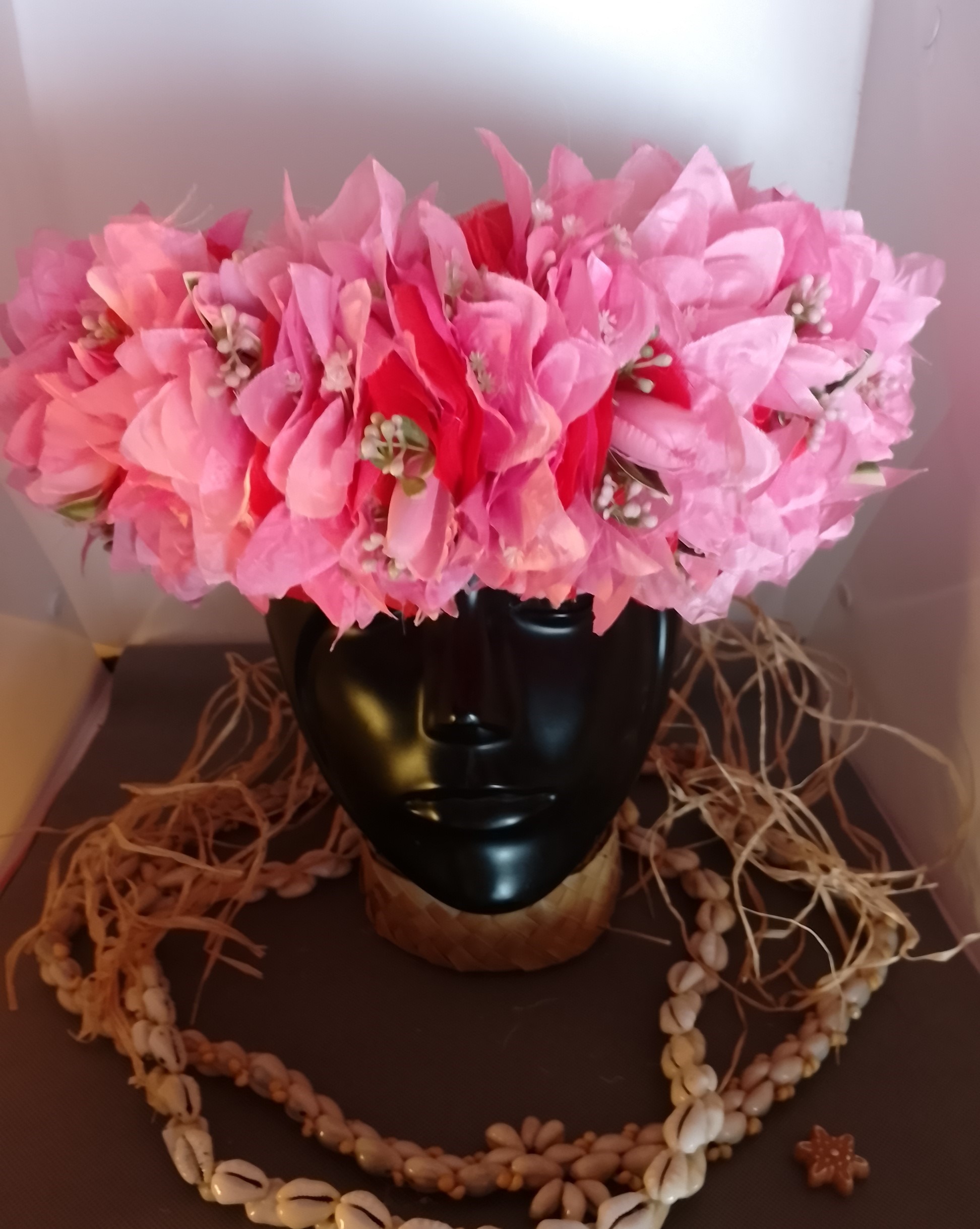 Couronne toutes fleurs Tahiti rouge corolle bougainvilliers roses pâles Vaite.e.Tiare créations