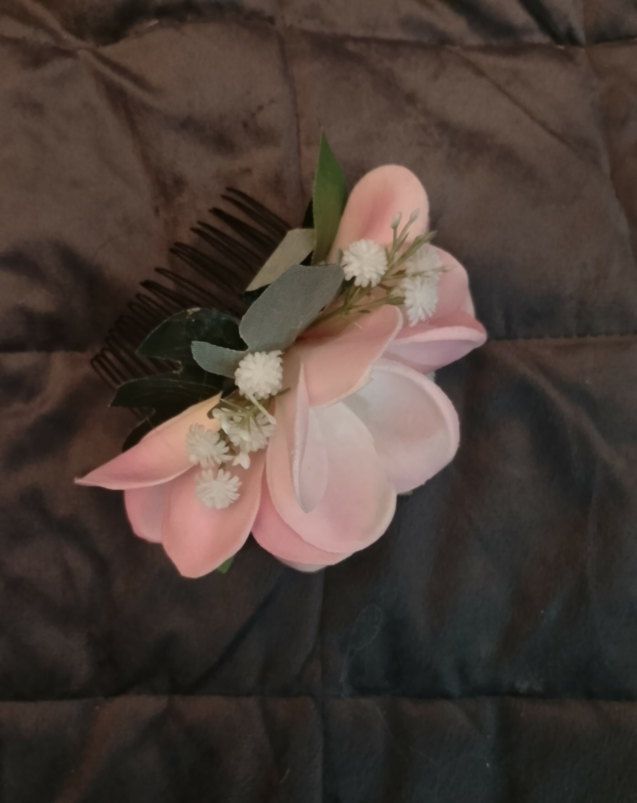 Peigne simple trois tipanie rose pâle gypsophile blanc Vaite.e.Tiare créations