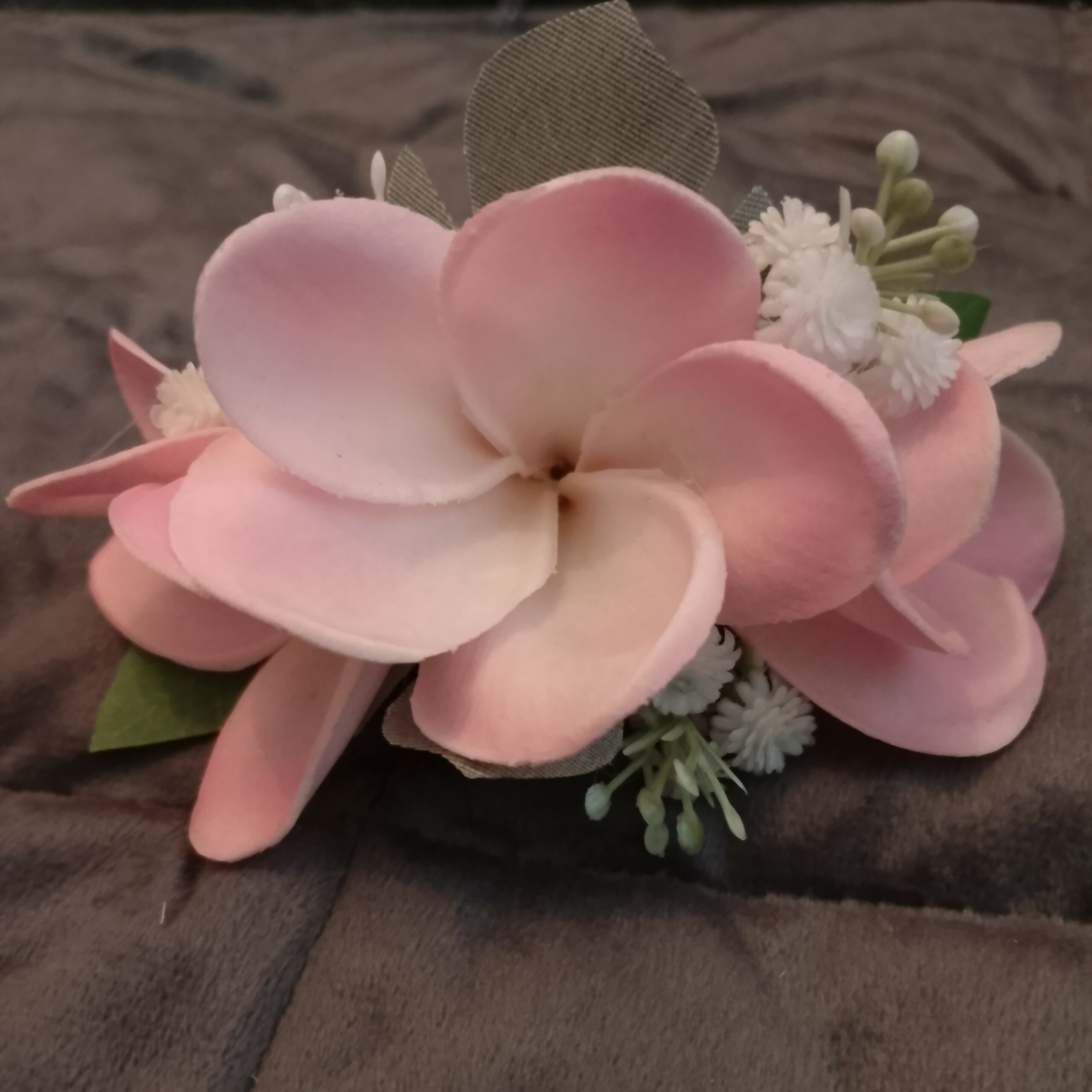 Peigne simple trois tipanie rose pâle gypsophile blanc Vaite.e.Tiare créations