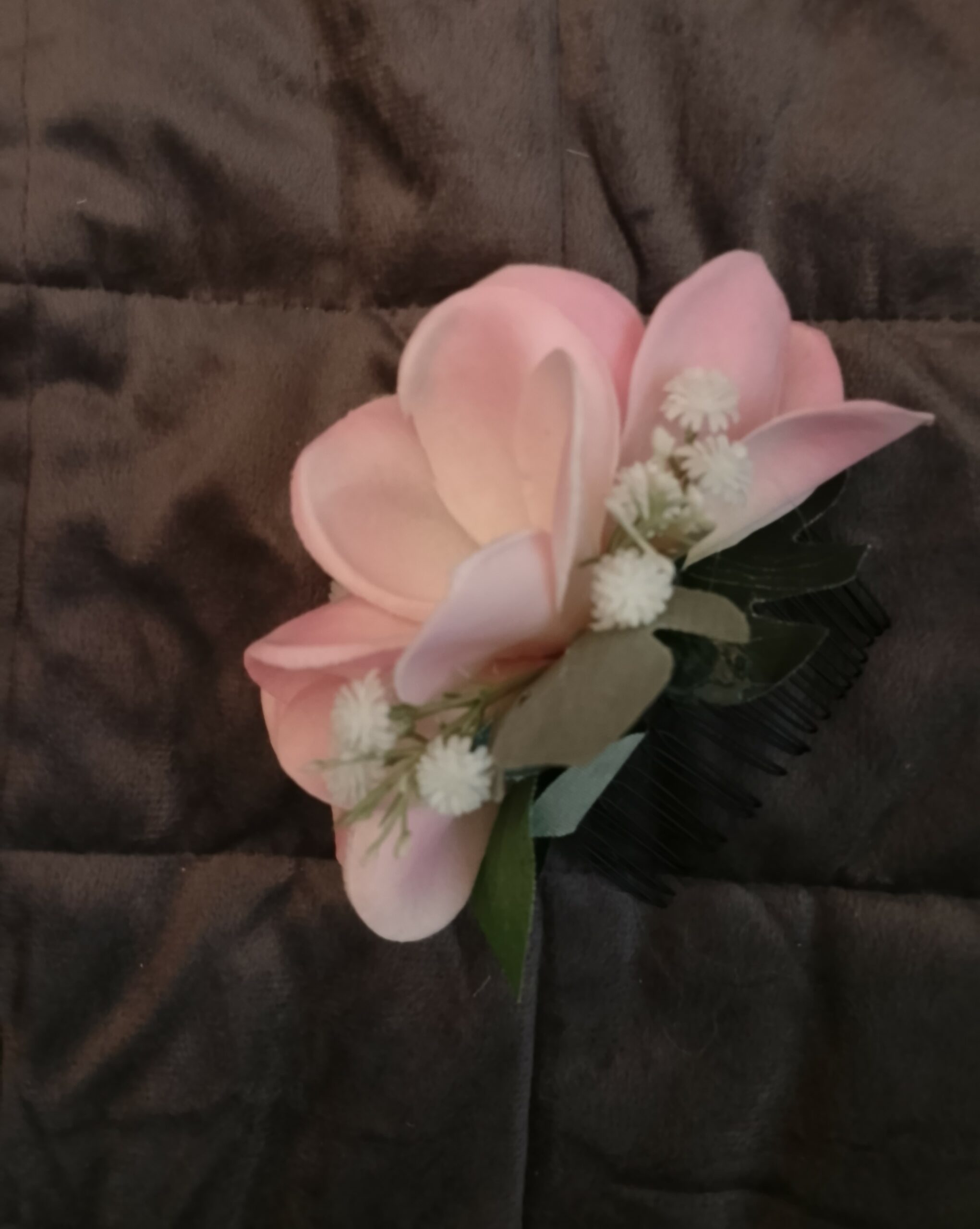 Peigne simple trois tipanie rose pâle gypsophile blanc Vaite.e.Tiare créations