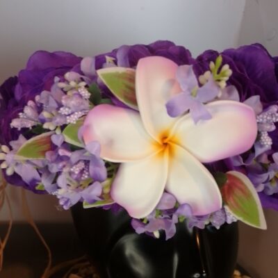 Couronne fleurs Tahiti violette grand tipanie blanc bords violets boutons mauves