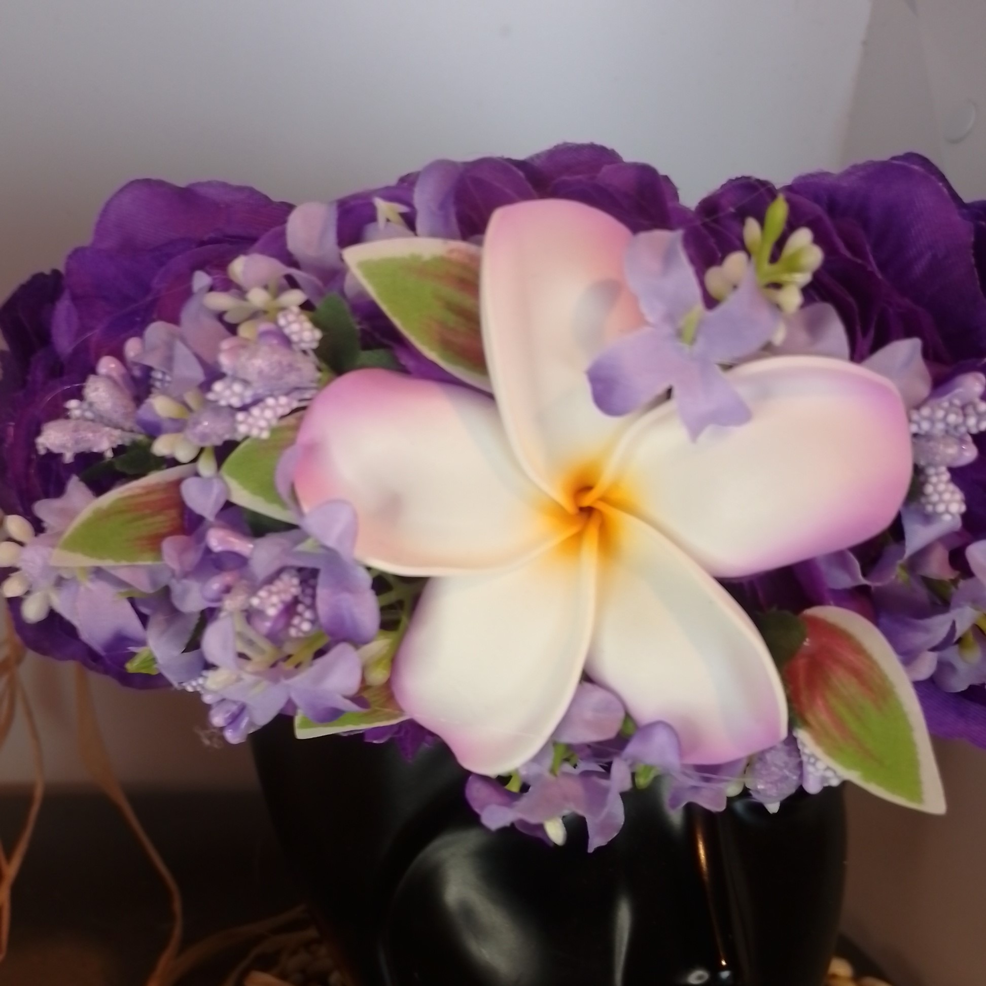 Couronne fleurs Tahiti violette grand tipanie blanc bords violets boutons mauves Vaite.e.Tiare créations